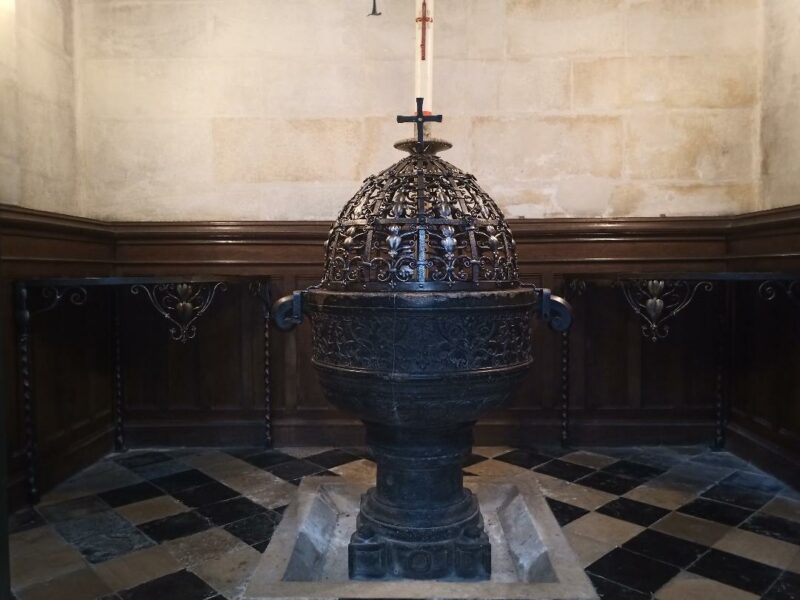 Ensemble de mobilier liturgique du baptistère